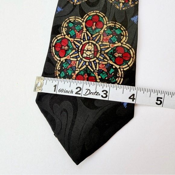 Men’s Saint Paul Cathedral Rose Window Necktie
Gallery Collection - Picture 3 of 5